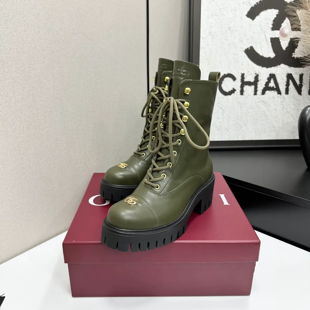 👟👟Ex-factory price 840👟👟 Highest version 2025 Gucci autumn and winter latest GUCCI mid-heel grooved thick-soled horsebit ankle Chelsea boots 🆙Purchase level high-end boutique goods🆙 This short boots is ingenious and combines the fashionable elements of boots and moccasins, with lightweight foam rubber groove soles , archive patterns continue to shine in Gucci’s new series, and the classic horsebit-shaped accessories highlight the brand’s equestrian heritage. It doubles the charm of the entire design and injects exquisite sophistication into daily shoes 😘 Fabric: Imported calfskin + embossed craftsmanship Inner/foot pads: Shuiqi cowhide Outsole: 1:1 mold rubber foam high toughness 4.5 cm thick sole Absolutely not heavy or rigid, nor will it collapse All materials and processes are consistent with the Y version Size: 35-42 standard code 404142 customized Heel height: 4.5CM Forefoot 2.5 cm Packaging: High-end packaging at the counter